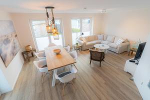 a living room with a table and a couch at 36 Grad in Garding