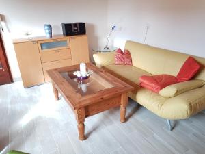 a living room with a couch and a coffee table at Backboord in Poppenbüll