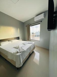 薩利諾波利斯的住宿－伊利亞做索​​爾旅館，卧室配有一张大白色床和窗户