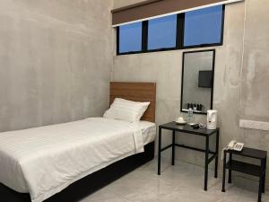 HPY Hotel في ايبوه: غرفة نوم بسرير ومرآة وهاتف