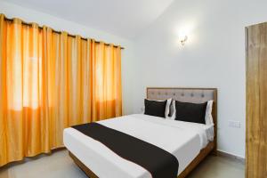 Declassio By Goa'S Pearl Near Aguada Fort tesisinde bir odada yatak veya yataklar