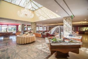 een hotellobby met een buffet in het midden bij Hotel Palas in Petrovac na Moru