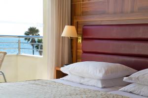 a bedroom with a bed with a view of the ocean at Hotel Palas in Petrovac na Moru