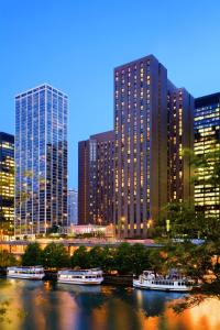 um horizonte da cidade com edifícios altos e barcos na água em Hyatt Regency Chicago em Chicago