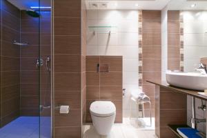 a bathroom with a toilet and a sink at Hotel Palas in Petrovac na Moru