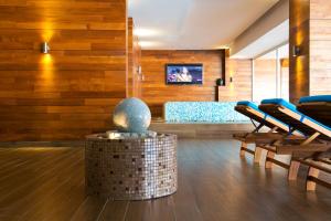 a lobby with chairs and a couch in the background at Hotel Palas in Petrovac na Moru