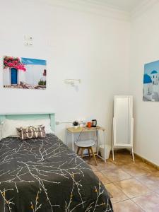 um quarto com uma cama, uma mesa e uma secretária em Malak-Rooms em Málaga
