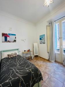 a bedroom with a bed and a table in it at Malak-Rooms in Málaga