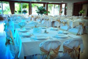a room full of tables with white tablecloths at Hotel Palas in Petrovac na Moru +37 photos
