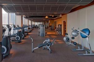 Fitness centrum a/nebo fitness zařízení v ubytování Hyatt at Olive 8