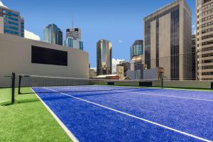 una pista de tenis en medio de una ciudad en Hilton Brisbane en Brisbane