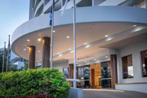 uma fachada de um edifício com um edifício em DoubleTree by Hilton Cairns em Cairns