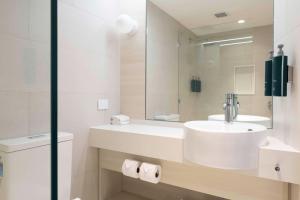 Un baño de DoubleTree by Hilton Cairns