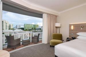 Una habitación de hotel con una cama y una ventana grande. en DoubleTree by Hilton Cairns, en Cairns
