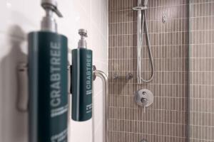 Un baño de DoubleTree by Hilton Cairns