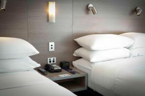 Cama o camas de una habitación en DoubleTree by Hilton Cairns