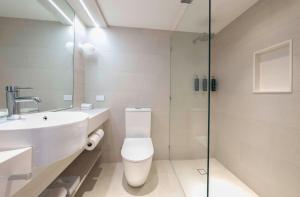 Un baño de DoubleTree by Hilton Cairns