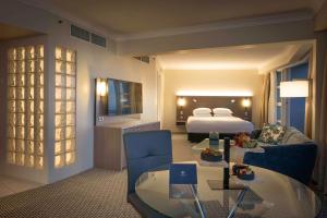 Cama o camas de una habitación en DoubleTree by Hilton Cairns