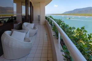 un balcón con vistas al agua en un hotel en Hilton Cairns, en Cairns