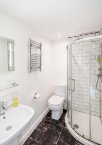 uma casa de banho com um WC, um lavatório e um chuveiro em The Clifton Hotel Bristol em Bristol