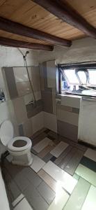 een badkamer met een toilet en een raam bij Cabaña bosque y mar in Salinas