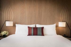 Postel nebo postele na pokoji v ubytování DoubleTree by Hilton Melbourne