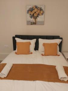 Gold Studio في تارغو موريس: سرير كبير بملاءات بيضاء ومخدات برتقالية