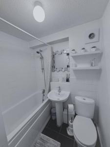 Kúpeľňa v ubytovaní Charming 2BR Home Minutes from central London