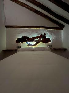 un letto bianco in una stanza con avertisementatronatronatron di Cortijo Wenceslao II 