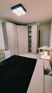pusty pokój z łóżkiem i biurkiem w obiekcie Fairwinds - Double Room with Ensuite - Luqa Airport - Self Check In & Out available w mieście Luqa