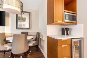 Hilton Club The District Washington DC的厨房或小厨房