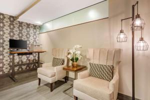 Hilton Club The District Washington DC的电视和/或娱乐中心