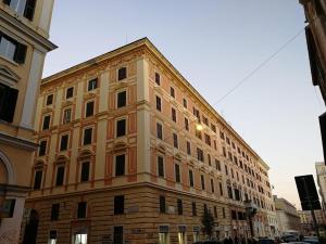 羅馬的住宿－Belltower Elegans，城市街道上一座大型砖砌建筑