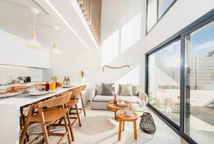 cocina y sala de estar con mesa y sillas en serene villas halkidiki - Cfront private pool en Epanomi