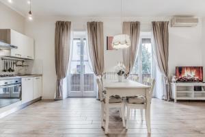 cocina y comedor con mesa y sillas en Metro Battistini appartamento elegante en Roma