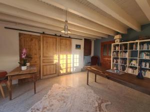 a living room with a bench and book shelves at Jade room in Saint-Romain-Lachalm