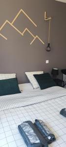 - une chambre avec 2 lits et des serviettes dans l'établissement maison Loupaumaga 2 appartements, à Luchon