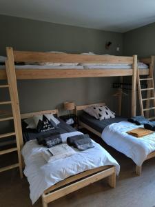 - 2 lits superposés installés côte à côte dans une chambre dans l'établissement maison Loupaumaga 2 appartements, à Luchon