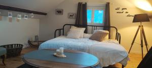 - une chambre avec un lit, une table et une fenêtre dans l'établissement maison Loupaumaga 2 appartements, à Luchon