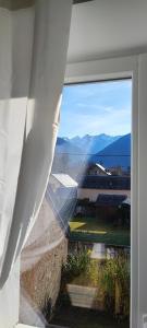 - une fenêtre avec vue sur la montagne dans l'établissement maison Loupaumaga 2 appartements, à Luchon