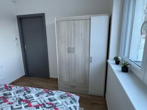 Postel nebo postele na pokoji v ubytování Apartmán U lesa