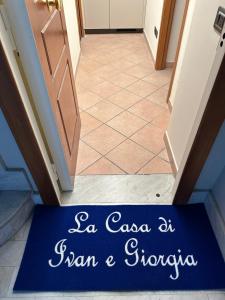 una alfombra azul de bienvenida frente a una puerta en La Casa di Ivan e Giorgia, en Pozzuoli