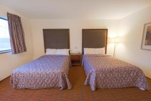 Harlan的住宿－Harlan Inn and Suites By OYO Harlan，酒店客房设有两张床和窗户。