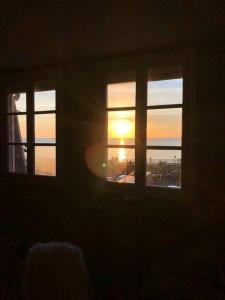 エトルタにあるVue Mer 76 Sunsetの窓2面から夕日を望む客室です。