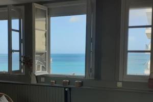 エトルタにあるVue Mer 76 Sunsetの海の景色を望む窓3つが備わる客室です。