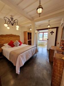 ein Schlafzimmer mit einem großen Bett in einem Zimmer in der Unterkunft Pousada Dom Xavier in Tiradentes