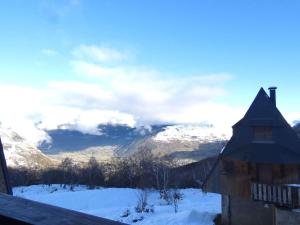 サン・ラリー・スランにあるAppartement Saint-Lary-Soulan, 3 pièces, 6 personnes - FR-1-457-243のキャビンから雪に覆われた山の景色を望めます。