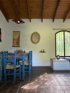 una sala da pranzo con tavolo e sedie blu di Casita en La Granja a La Granja