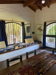una camera con due letti e due finestre di Casita en La Granja a La Granja