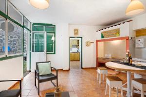cocina y sala de estar con mesa y sillas en Finca Candelario sc de La Palma en Santa Cruz de la Palma